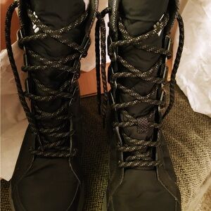 Women's Black Lace-Up hiking Boots by Columbia Meadows Omni Heat 3 D Boots
Sz 6